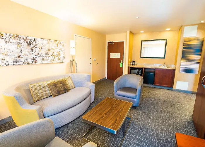 Courtyard By Marriott Kingston